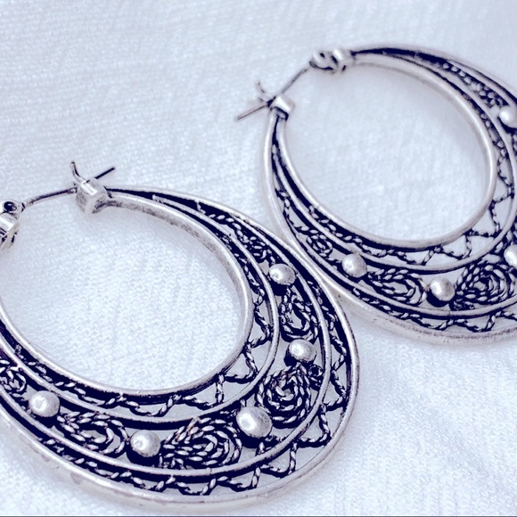 ❣️$25/3❣️ Exotic Faux Pearl Pattern Hoop Earrings - Picture 3 of 7